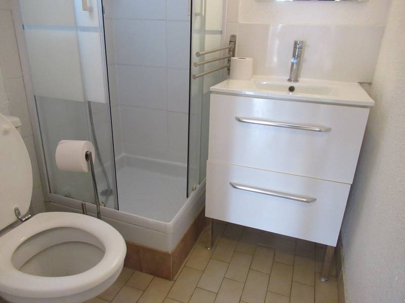 salle d'eau sur la côte bleue avec espaces de rangement carry le rouet