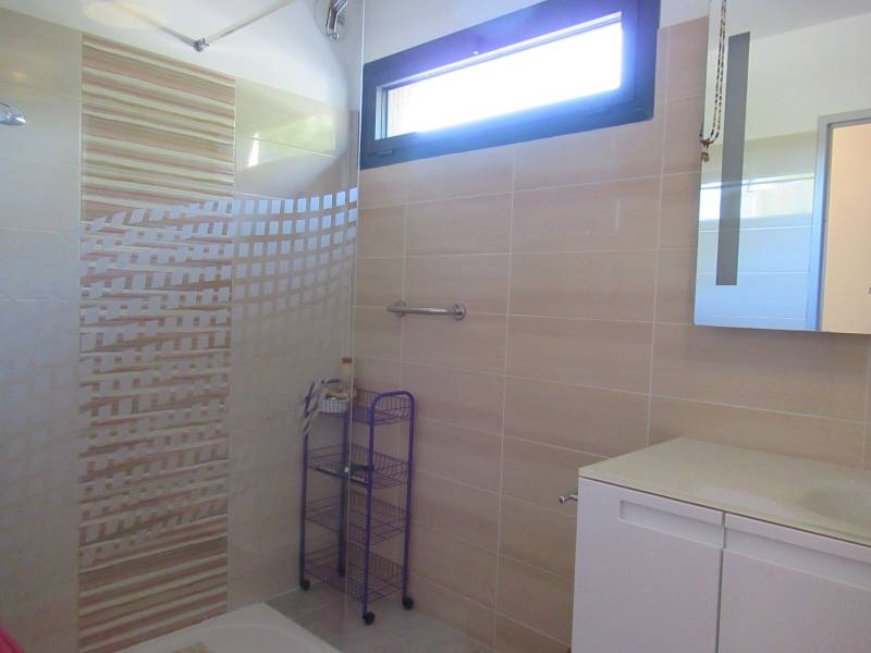 salle de bain dans appartement lumineux sur la côte bleue 