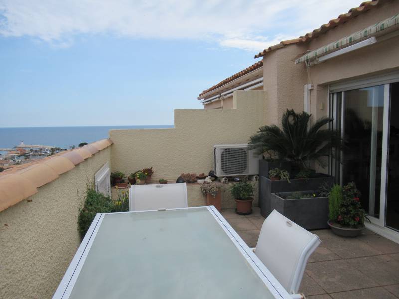 Terrasse ensoleillée avec vue mer 