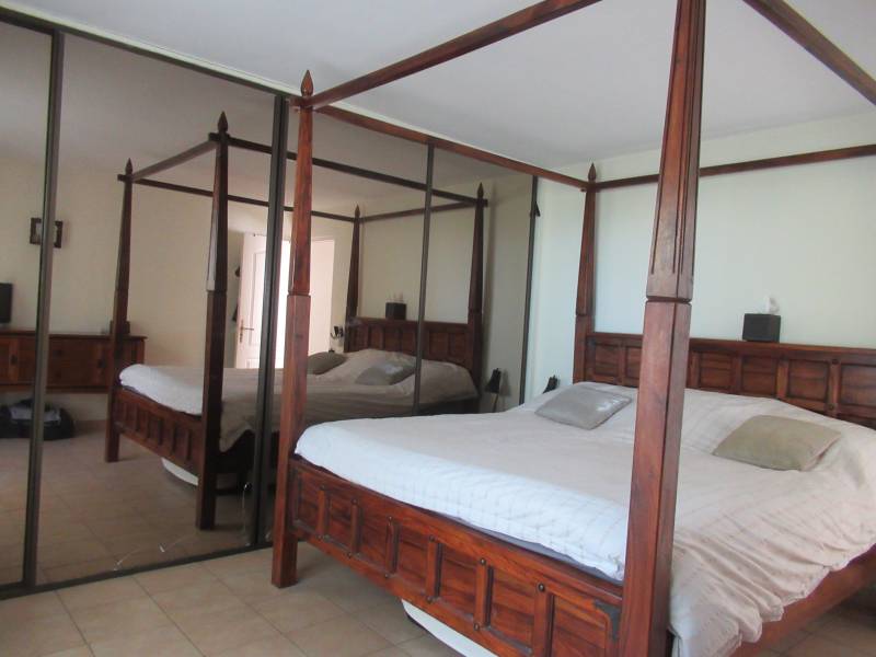 Grande chambre de plain pied avec placard dans maison à vendre à Sausset les Pins