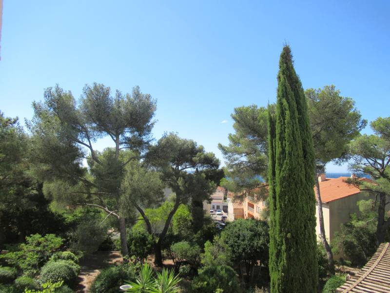 Jolie vue sur le parc arboré de la résidence les Astragales 13960 SAUSSET LES PINS T2 à vendre