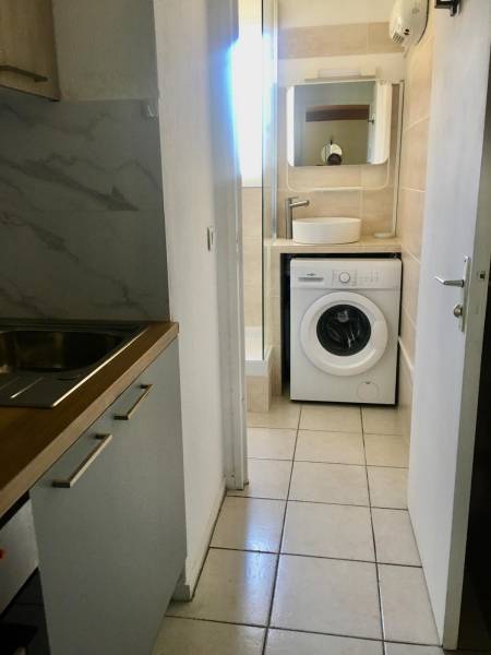 LOCATION T2 DANS RESIDENCE FERMEE AVEC SALLE D'EAU EQUIPEE AVEC LAVE LINGE 13960 SAUSSET LES PINS
